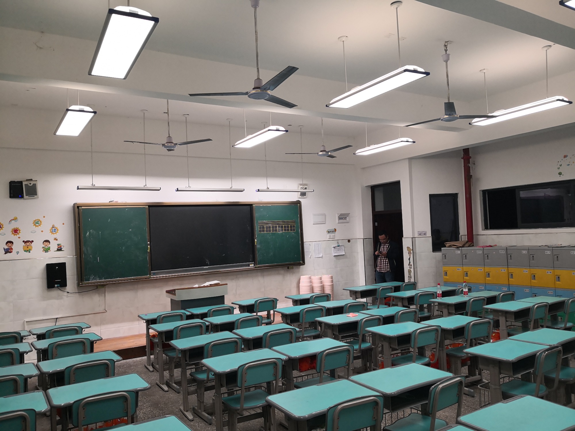 教室护眼灯改造项目 32间实现“明亮教室”全覆盖