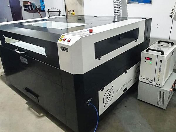 冷水機(jī)助力自動(dòng)化縫紉機(jī)切割布料