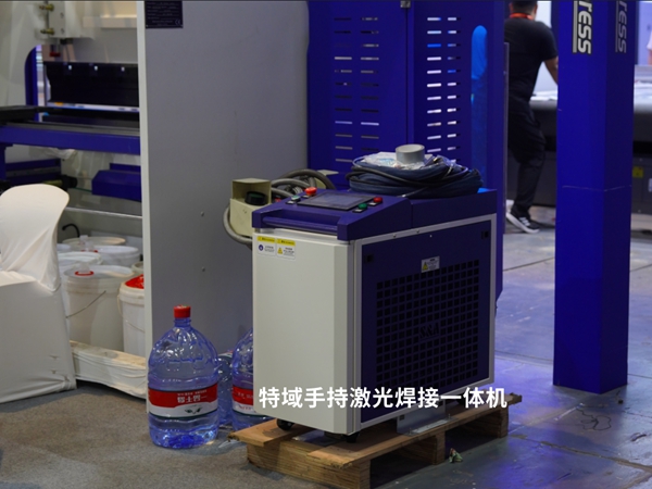 人生就是博手持激光焊接一体机在中国工博会为手持焊激光装备温控控温