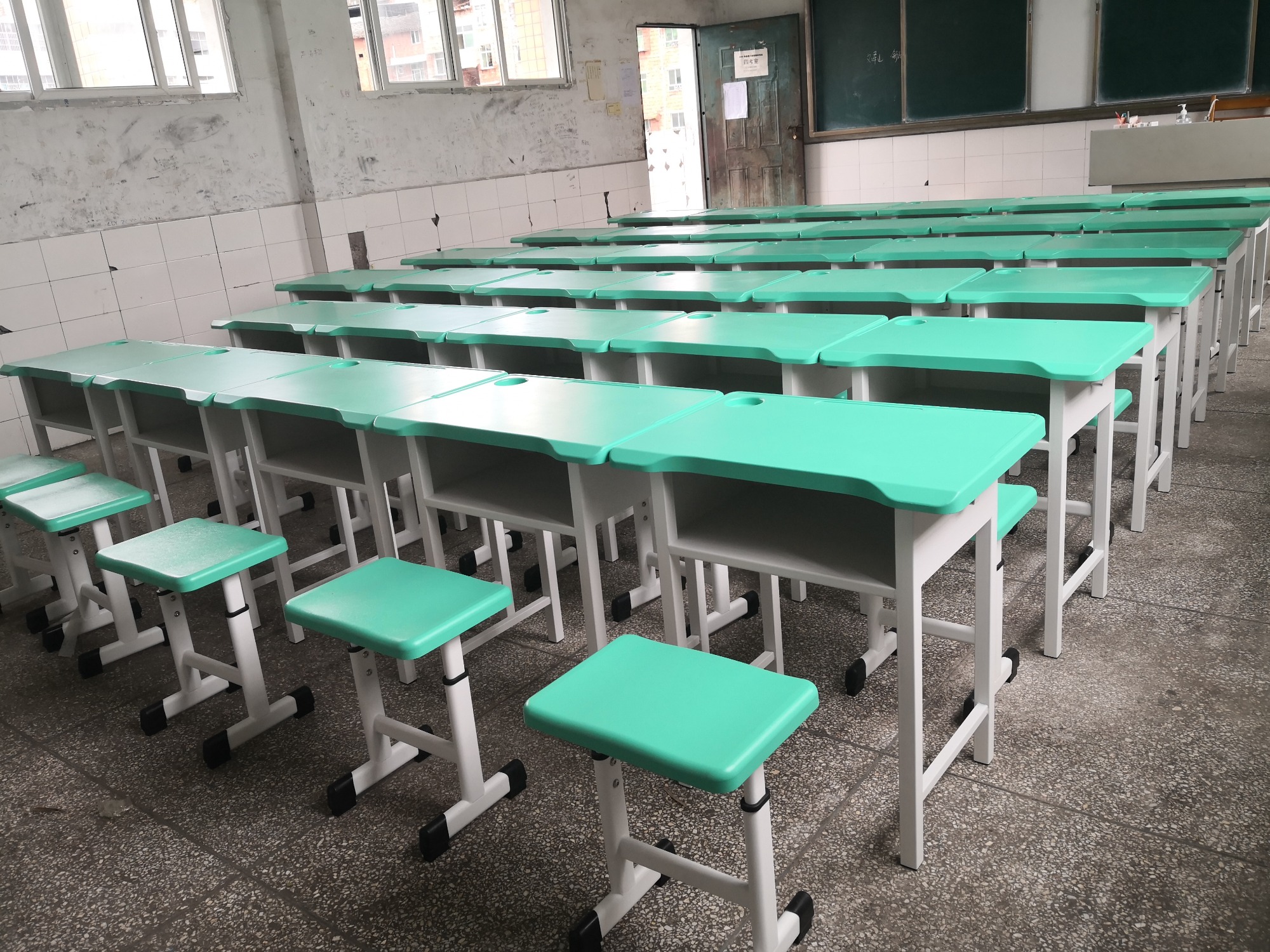 达州市百节镇木子中心学校采购的课桌椅安装完成