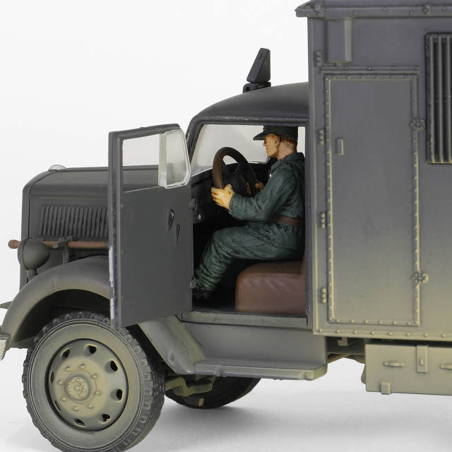欧宝「闪电」3.6-6700A型Kfz.305救护卡车 (国防灰色涂装RAL 7021) 二战德军救护卡车